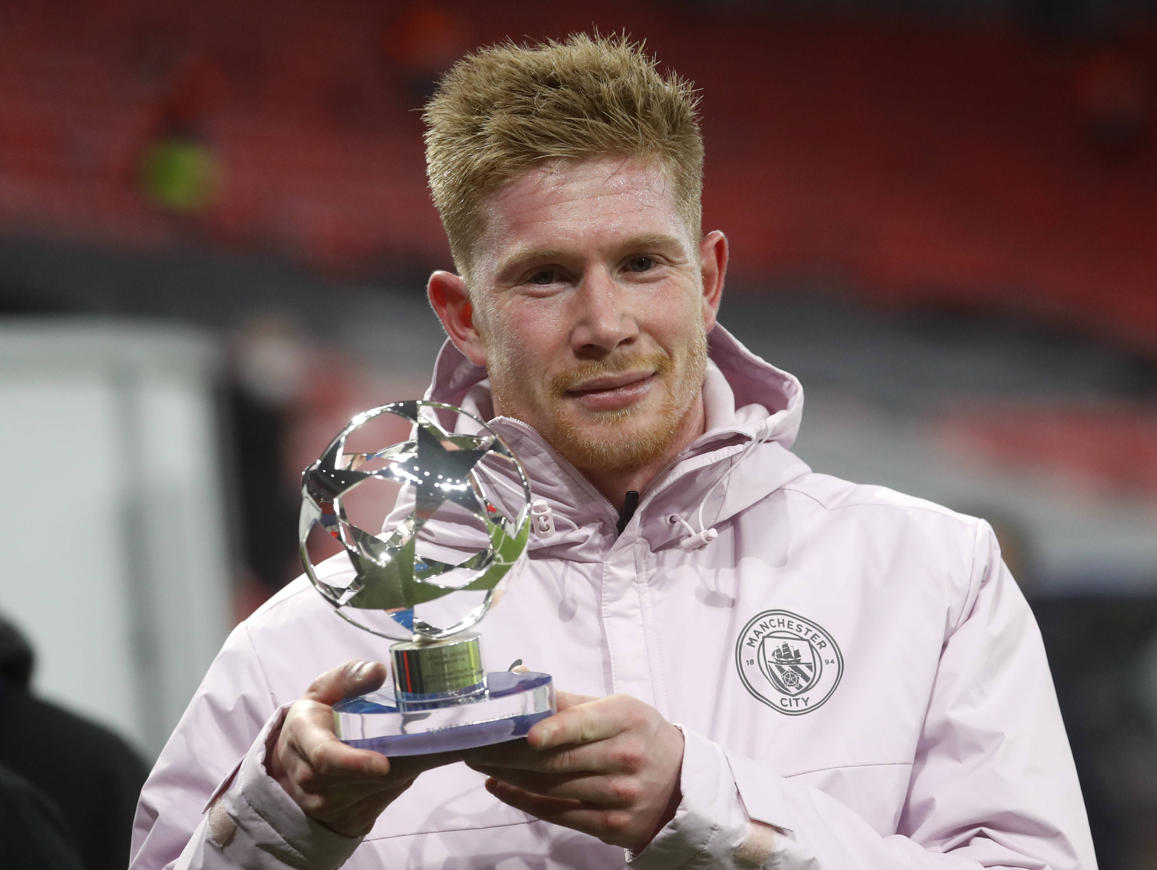 后卫关键拦截，守住关键领先