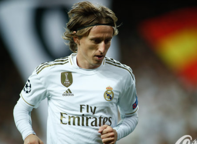 每体：巴萨有意左后卫索萨，想用桑托斯欠的290万欧锁定交易